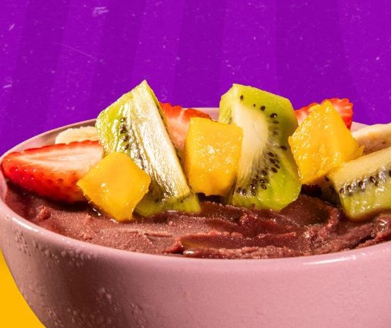 Açaí cremoso com kiwi, manga e morango
